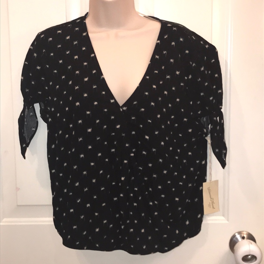 NWT Large Universal Thread surplice wrap front